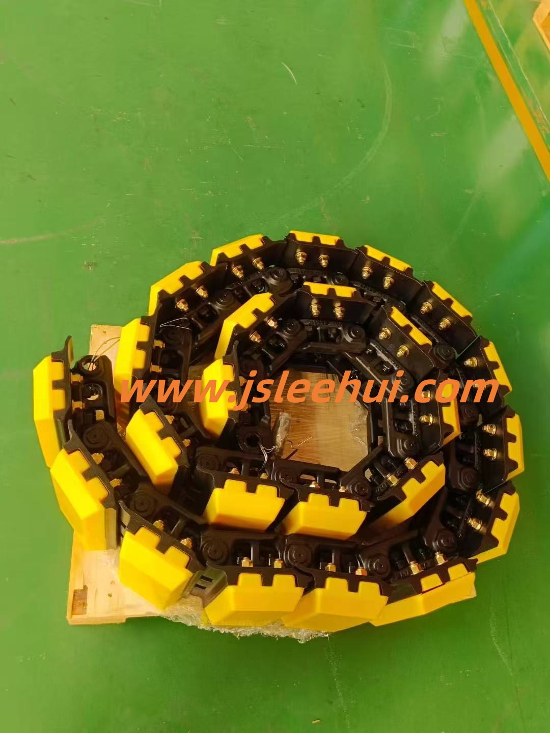 Track pad and track chain  combination.PN 2136667